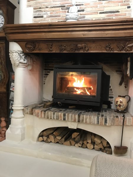 insert à bois dans une cheminée à foyer ouvert