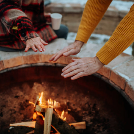 Comment intégrer une cheminée extérieure à votre jardin ou terrasse ?
